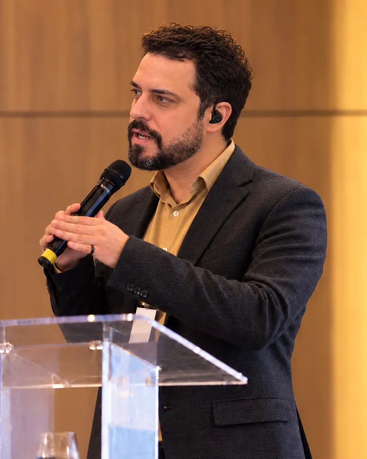 Dr. João Carlos Leitão falando ao microfone numa palestra